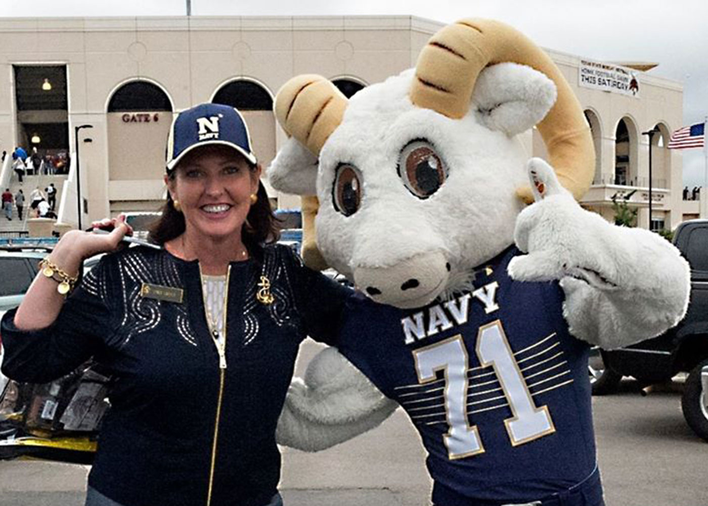 Photo of Lynda Carter posing with U.S. Naval Academy mascot Bill the Goat